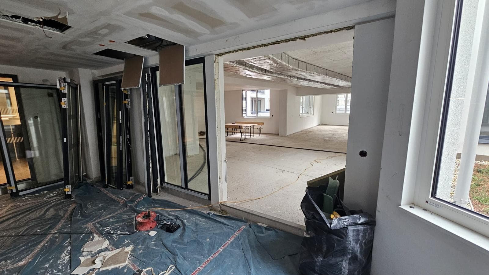 Mehrere Praxisräume im Innenausbau durch Glasportale verbunden, Pius-Parsch-Platz 1210 Wien