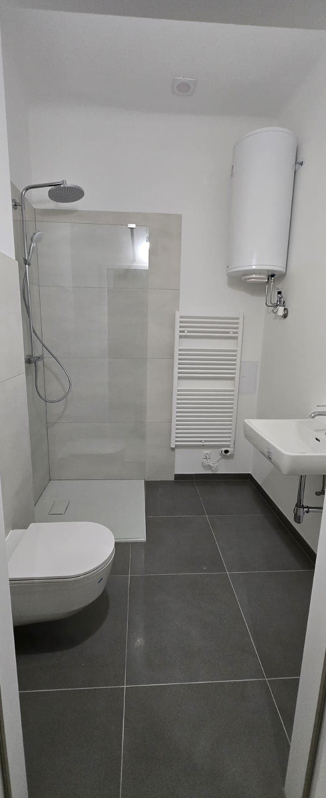 Komplett fertiges Bad mit Walk-in-Dusche, Wand-WC, Heizkörper und Großformatfliesen, Liebhartgasse 1160 Wien