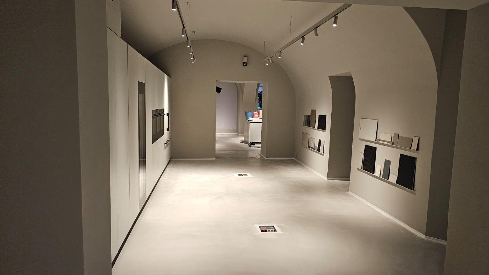 Showroom-Galerie mit historischem Tonnengewölbe und linearer Spotbeleuchtung, V-ZUG Studio Graben 13 Wien